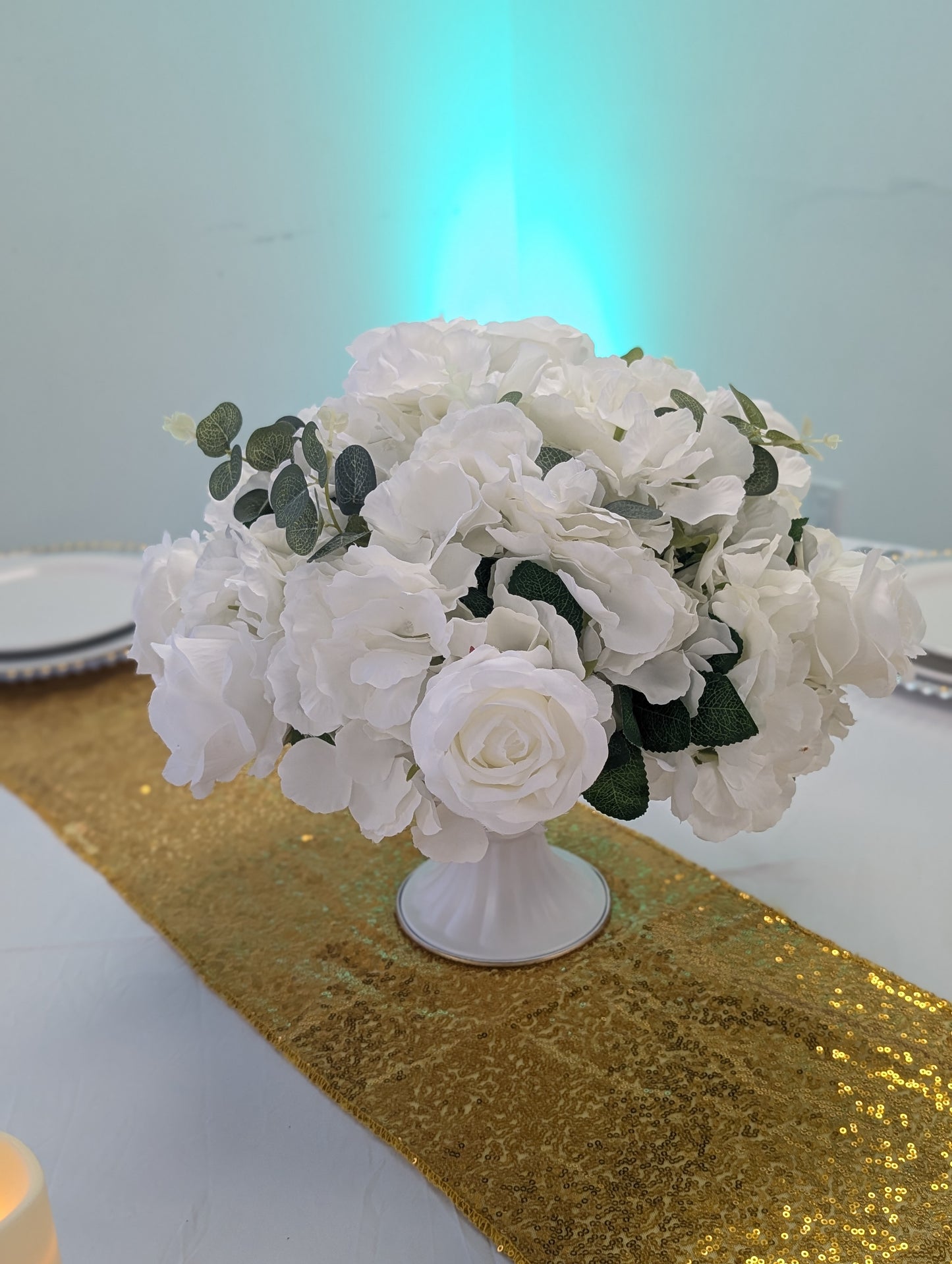 Location Vase blanche avec fleurs